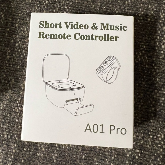 NIB 2-in-1 Remote Scroller Ring with Phone Holder - Picture 2 of 14